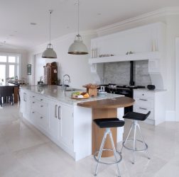 Раскладной кухонный стол (маленький, овальный, стеклянный): Как выбрать? Куда поставить? Как украсить?