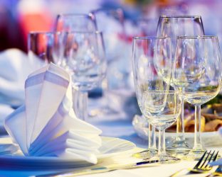 Сервировка праздничного стола (+280 Фото) в домашних условиях: Технология и правила организации красивых застолий