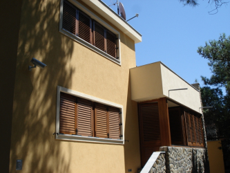 Удачные примеры преображения фасада дома при помощи ставень для окон (деревянные, металлические, пластиковые). Делаем просто и красиво (+Отзывы)