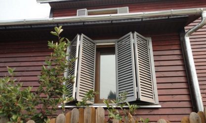 Удачные примеры преображения фасада дома при помощи ставень для окон (деревянные, металлические, пластиковые). Делаем просто и красиво (+Отзывы)