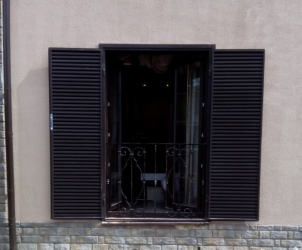 Удачные примеры преображения фасада дома при помощи ставень для окон (деревянные, металлические, пластиковые). Делаем просто и красиво (+Отзывы)