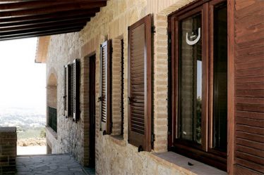 Удачные примеры преображения фасада дома при помощи ставень для окон (деревянные, металлические, пластиковые). Делаем просто и красиво (+Отзывы)