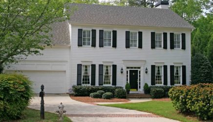 Удачные примеры преображения фасада дома при помощи ставень для окон (деревянные, металлические, пластиковые). Делаем просто и красиво (+Отзывы)