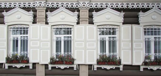 Удачные примеры преображения фасада дома при помощи ставень для окон (деревянные, металлические, пластиковые). Делаем просто и красиво (+Отзывы)