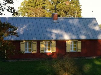 Удачные примеры преображения фасада дома при помощи ставень для окон (деревянные, металлические, пластиковые). Делаем просто и красиво (+Отзывы)