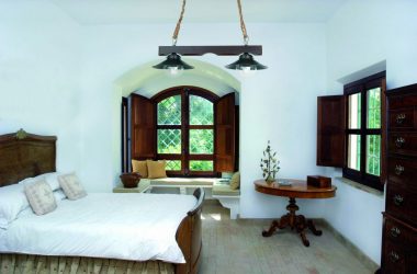 Удачные примеры преображения фасада дома при помощи ставень для окон (деревянные, металлические, пластиковые). Делаем просто и красиво (+Отзывы)