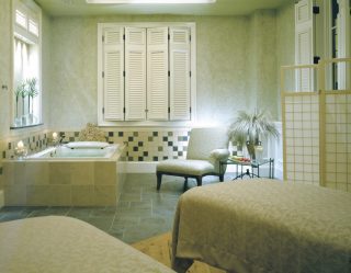 Удачные примеры преображения фасада дома при помощи ставень для окон (деревянные, металлические, пластиковые). Делаем просто и красиво (+Отзывы)