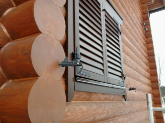 Удачные примеры преображения фасада дома при помощи ставень для окон (деревянные, металлические, пластиковые). Делаем просто и красиво (+Отзывы)