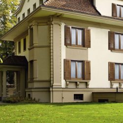 Удачные примеры преображения фасада дома при помощи ставень для окон (деревянные, металлические, пластиковые). Делаем просто и красиво (+Отзывы)