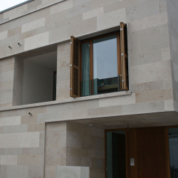 Удачные примеры преображения фасада дома при помощи ставень для окон (деревянные, металлические, пластиковые). Делаем просто и красиво (+Отзывы)