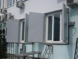 Удачные примеры преображения фасада дома при помощи ставень для окон (деревянные, металлические, пластиковые). Делаем просто и красиво (+Отзывы)