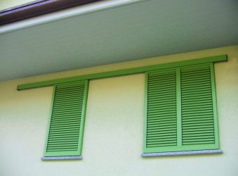 Удачные примеры преображения фасада дома при помощи ставень для окон (деревянные, металлические, пластиковые). Делаем просто и красиво (+Отзывы)