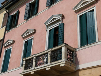 Удачные примеры преображения фасада дома при помощи ставень для окон (деревянные, металлические, пластиковые). Делаем просто и красиво (+Отзывы)