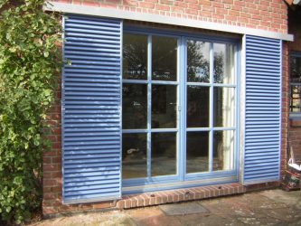 Удачные примеры преображения фасада дома при помощи ставень для окон (деревянные, металлические, пластиковые). Делаем просто и красиво (+Отзывы)