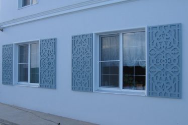 Удачные примеры преображения фасада дома при помощи ставень для окон (деревянные, металлические, пластиковые). Делаем просто и красиво (+Отзывы)