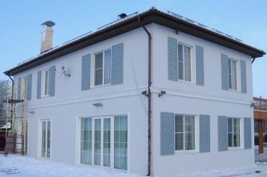 Удачные примеры преображения фасада дома при помощи ставень для окон (деревянные, металлические, пластиковые). Делаем просто и красиво (+Отзывы)