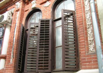 Удачные примеры преображения фасада дома при помощи ставень для окон (деревянные, металлические, пластиковые). Делаем просто и красиво (+Отзывы)