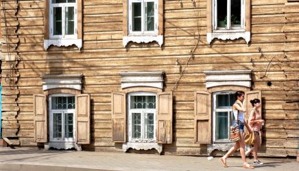 Удачные примеры преображения фасада дома при помощи ставень для окон (деревянные, металлические, пластиковые). Делаем просто и красиво (+Отзывы)