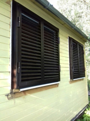 Удачные примеры преображения фасада дома при помощи ставень для окон (деревянные, металлические, пластиковые). Делаем просто и красиво (+Отзывы)