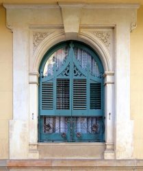 Удачные примеры преображения фасада дома при помощи ставень для окон (деревянные, металлические, пластиковые). Делаем просто и красиво (+Отзывы)