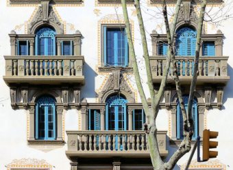 Удачные примеры преображения фасада дома при помощи ставень для окон (деревянные, металлические, пластиковые). Делаем просто и красиво (+Отзывы)