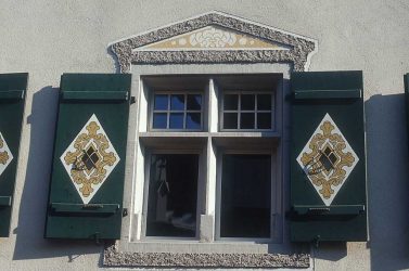 Удачные примеры преображения фасада дома при помощи ставень для окон (деревянные, металлические, пластиковые). Делаем просто и красиво (+Отзывы)