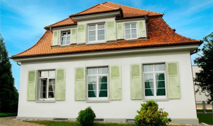 Удачные примеры преображения фасада дома при помощи ставень для окон (деревянные, металлические, пластиковые). Делаем просто и красиво (+Отзывы)