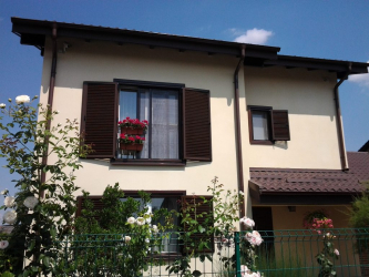 Удачные примеры преображения фасада дома при помощи ставень для окон (деревянные, металлические, пластиковые). Делаем просто и красиво (+Отзывы)