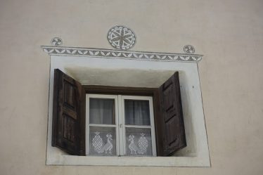 Удачные примеры преображения фасада дома при помощи ставень для окон (деревянные, металлические, пластиковые). Делаем просто и красиво (+Отзывы)