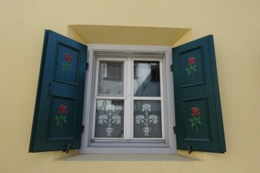 Удачные примеры преображения фасада дома при помощи ставень для окон (деревянные, металлические, пластиковые). Делаем просто и красиво (+Отзывы)