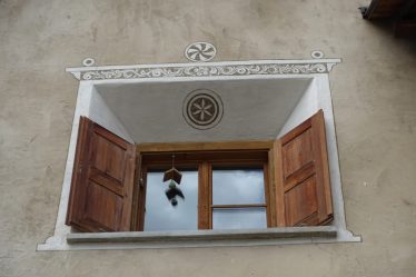 Удачные примеры преображения фасада дома при помощи ставень для окон (деревянные, металлические, пластиковые). Делаем просто и красиво (+Отзывы)