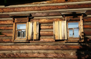 Удачные примеры преображения фасада дома при помощи ставень для окон (деревянные, металлические, пластиковые). Делаем просто и красиво (+Отзывы)