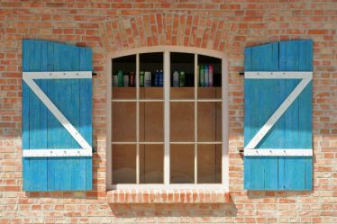 Удачные примеры преображения фасада дома при помощи ставень для окон (деревянные, металлические, пластиковые). Делаем просто и красиво (+Отзывы)