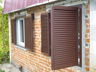 Удачные примеры преображения фасада дома при помощи ставень для окон (деревянные, металлические, пластиковые). Делаем просто и красиво (+Отзывы)