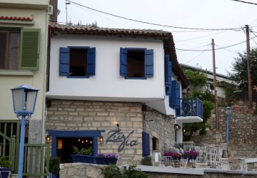 Удачные примеры преображения фасада дома при помощи ставень для окон (деревянные, металлические, пластиковые). Делаем просто и красиво (+Отзывы)