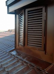 Удачные примеры преображения фасада дома при помощи ставень для окон (деревянные, металлические, пластиковые). Делаем просто и красиво (+Отзывы)