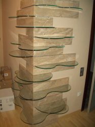 Стеклянные полки в комнате на стене: 150+ Фото использования в гостиной, на кухне, в ванной. Какой вариант выбрать?