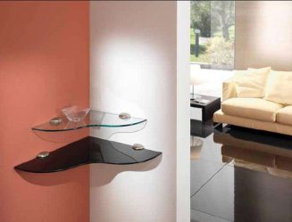 Стеклянные полки в комнате на стене: 150+ Фото использования в гостиной, на кухне, в ванной. Какой вариант выбрать?