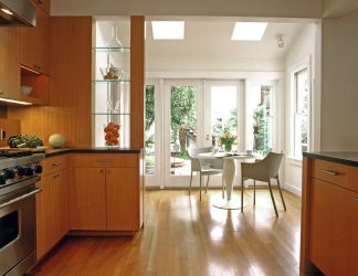 Стеклянные полки в комнате на стене: 150+ Фото использования в гостиной, на кухне, в ванной. Какой вариант выбрать?