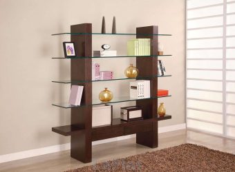 Стеклянные полки в комнате на стене: 150+ Фото использования в гостиной, на кухне, в ванной. Какой вариант выбрать?