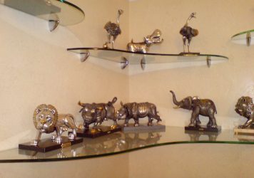 Стеклянные полки в комнате на стене: 150+ Фото использования в гостиной, на кухне, в ванной. Какой вариант выбрать?