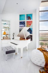 Стеклянные полки в комнате на стене: 150+ Фото использования в гостиной, на кухне, в ванной. Какой вариант выбрать?