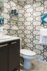 Стеклянные полки в комнате на стене: 150+ Фото использования в гостиной, на кухне, в ванной. Какой вариант выбрать?