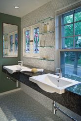 Стеклянные полки в комнате на стене: 150+ Фото использования в гостиной, на кухне, в ванной. Какой вариант выбрать?