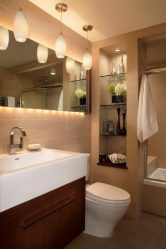 Стеклянные полки в комнате на стене: 150+ Фото использования в гостиной, на кухне, в ванной. Какой вариант выбрать?