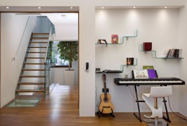 Стеклянные полки в комнате на стене: 150+ Фото использования в гостиной, на кухне, в ванной. Какой вариант выбрать?