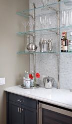 Стеклянные полки в комнате на стене: 150+ Фото использования в гостиной, на кухне, в ванной. Какой вариант выбрать?