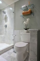 Стеклянные полки в комнате на стене: 150+ Фото использования в гостиной, на кухне, в ванной. Какой вариант выбрать?