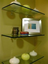 Стеклянные полки в комнате на стене: 150+ Фото использования в гостиной, на кухне, в ванной. Какой вариант выбрать?