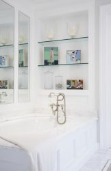 Стеклянные полки в комнате на стене: 150+ Фото использования в гостиной, на кухне, в ванной. Какой вариант выбрать?